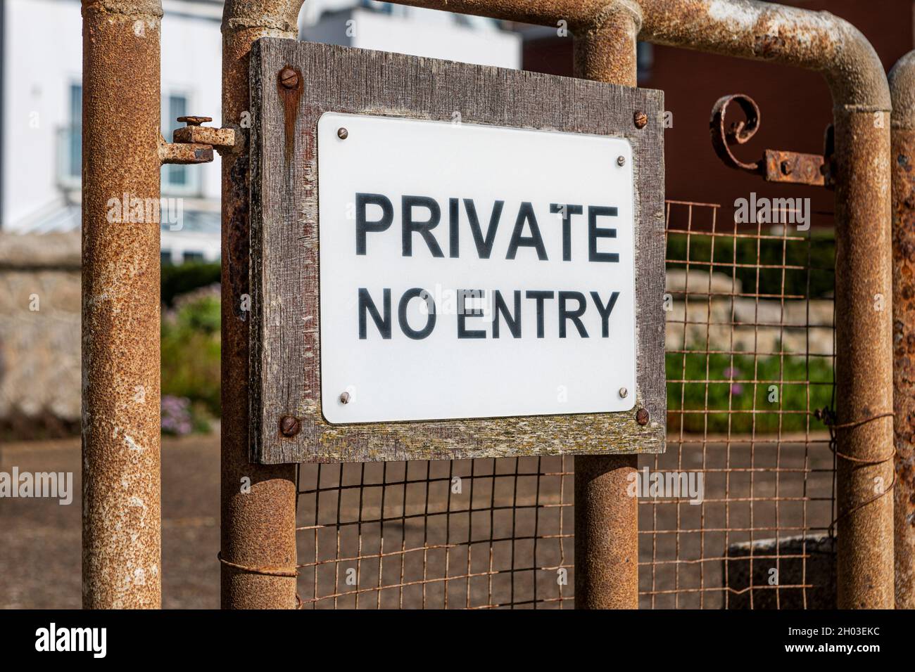 Ein privates No-Entry-Schild an einem alten rostigen Metalltor Stockfoto