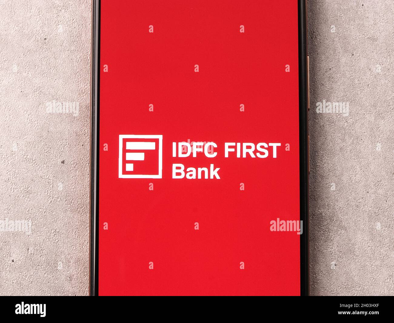 West Bangal, Indien - 09. Oktober 2021 : IDFC FIRST Bank Logo auf Telefonbildschirm Stock image. Stockfoto