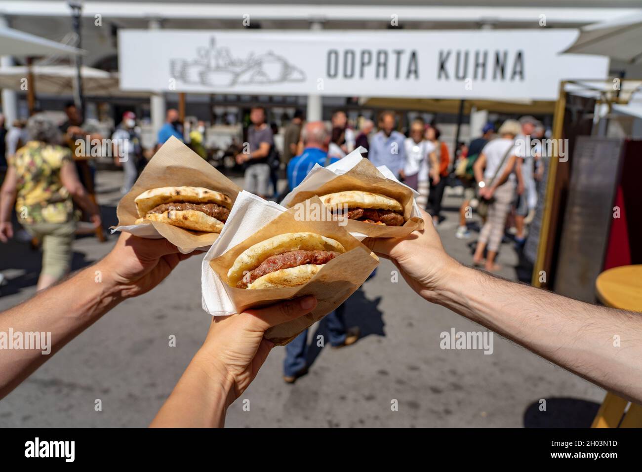 09.08.2021: Ljubljana, Slowenien: 3 pljeskavica in lepinja in Ljubljana auf der offenen Küche odprta kuhna Gastronomie Veranstaltung . Stockfoto