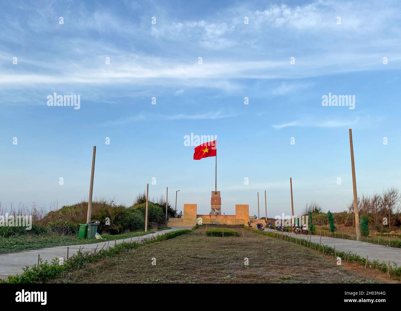 Fahnenmast-Denkmal auf Phu Quy Island, Vietnam. Die wunderschöne Insel liegt 120 km von Phan Thiet entfernt, einem interessanten Reiseziel im Sommer. Stockfoto