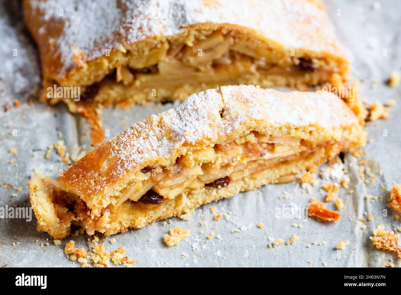 Ein Stück Apfelstrudel aus nächster Nähe Stockfoto