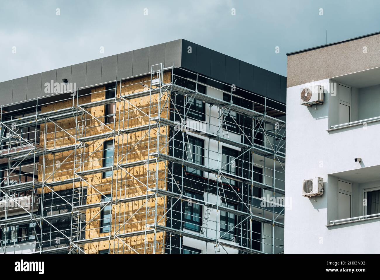 Mineralwolldämmung von Hochhaus-Appartementhaus im Wohnviertel, Bauindustriekonzept Stockfoto