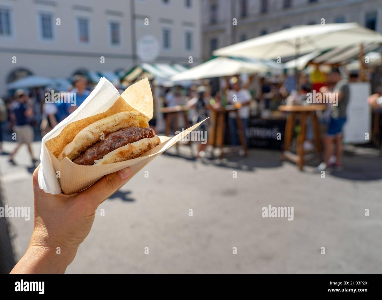 Pljeskavica in lepinja in Ljubljana auf der offenen Küche odprta kuhna Gastronomie Veranstaltung . Stockfoto