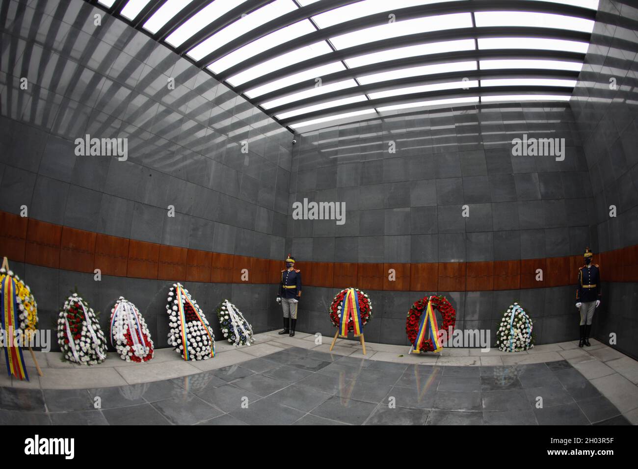 Bukarest, Rumänien - 11. Oktober 2021: Zeremonie der Blumenkränze am rumänischen Holocaust-Mahnmal. Stockfoto