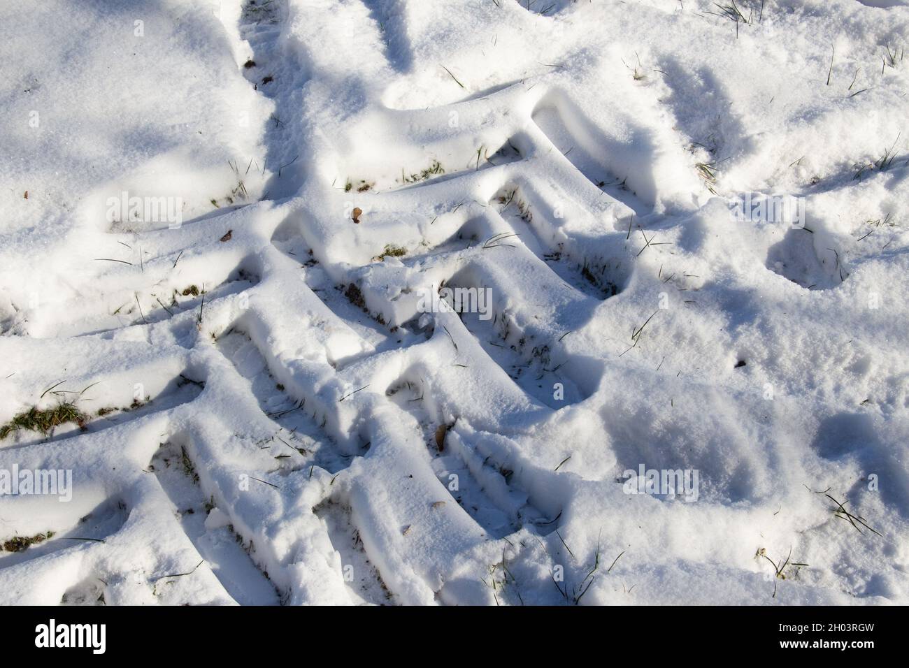Traktorreifen Spuren im Schnee im Winter Stockfoto