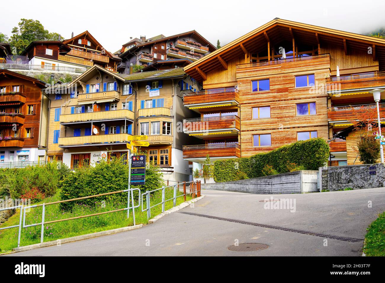 Blick auf Holzchalets und Belle-époque-Hotels in Wengen. Kanton Bern, Schweiz. Wengen ist ein Schweizer Alpendorf im Berner Oberland Stockfoto
