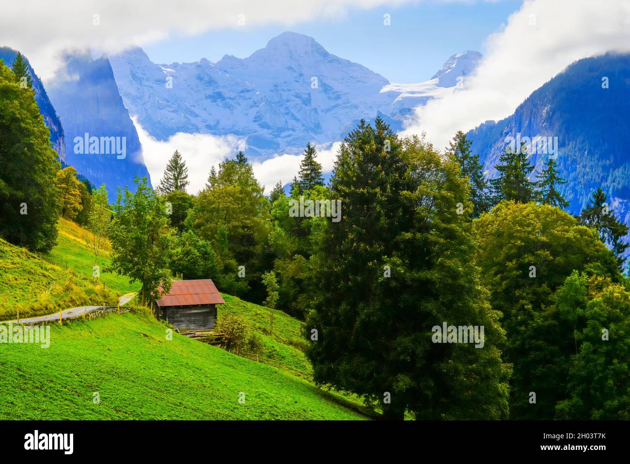 Alpine Landscape by Lauterbrunnen Village, Interlaken-Oberhasli, Berner Oberland, Kanton Bern, Schweiz. Stockfoto