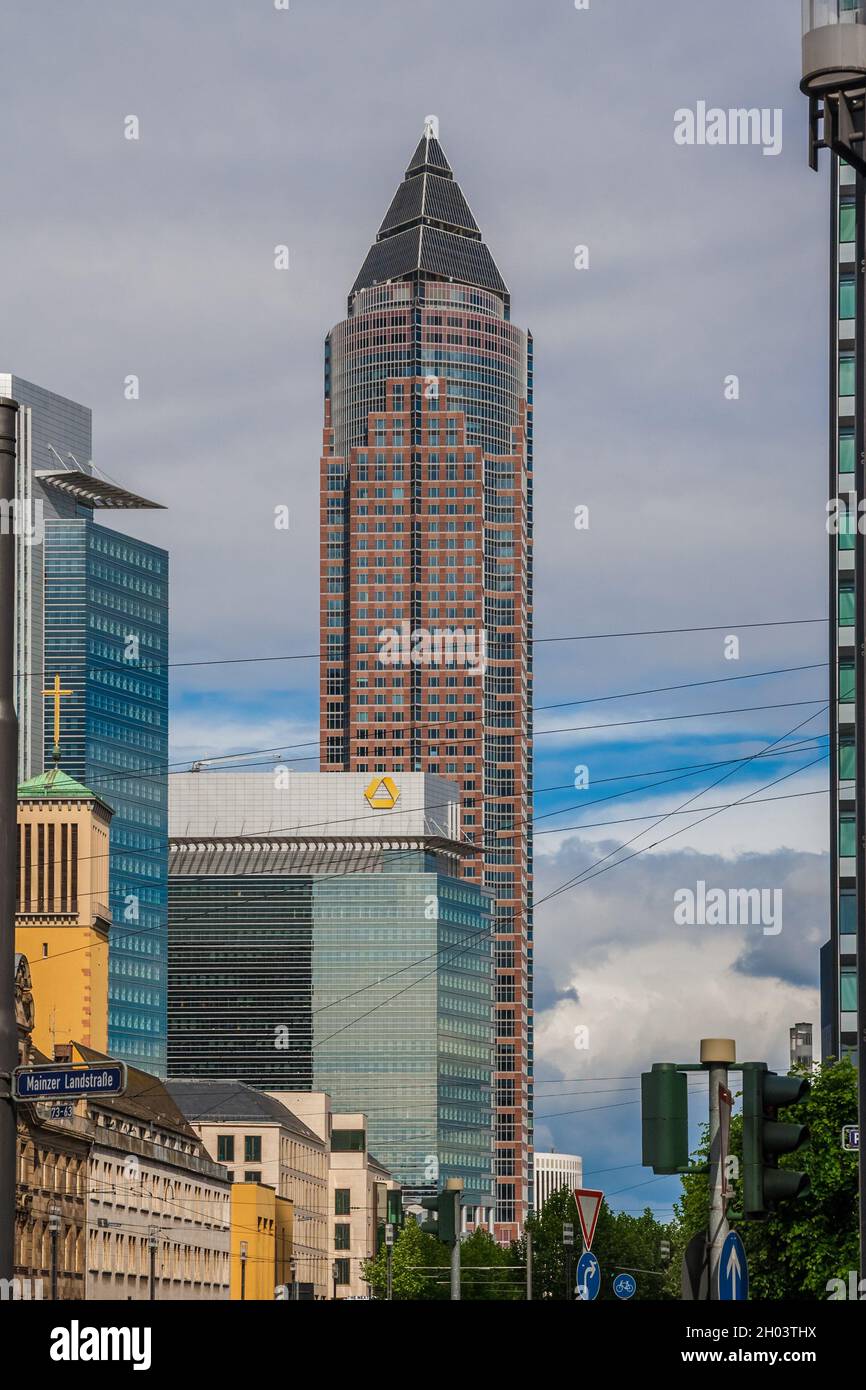 Toller Blick auf den Messeturm, oder Messeturm, ein Wolkenkratzer im Frankfurter Stadtteil Westend-Süd an einem bewölkten Tag. Trotz seines Namens... Stockfoto