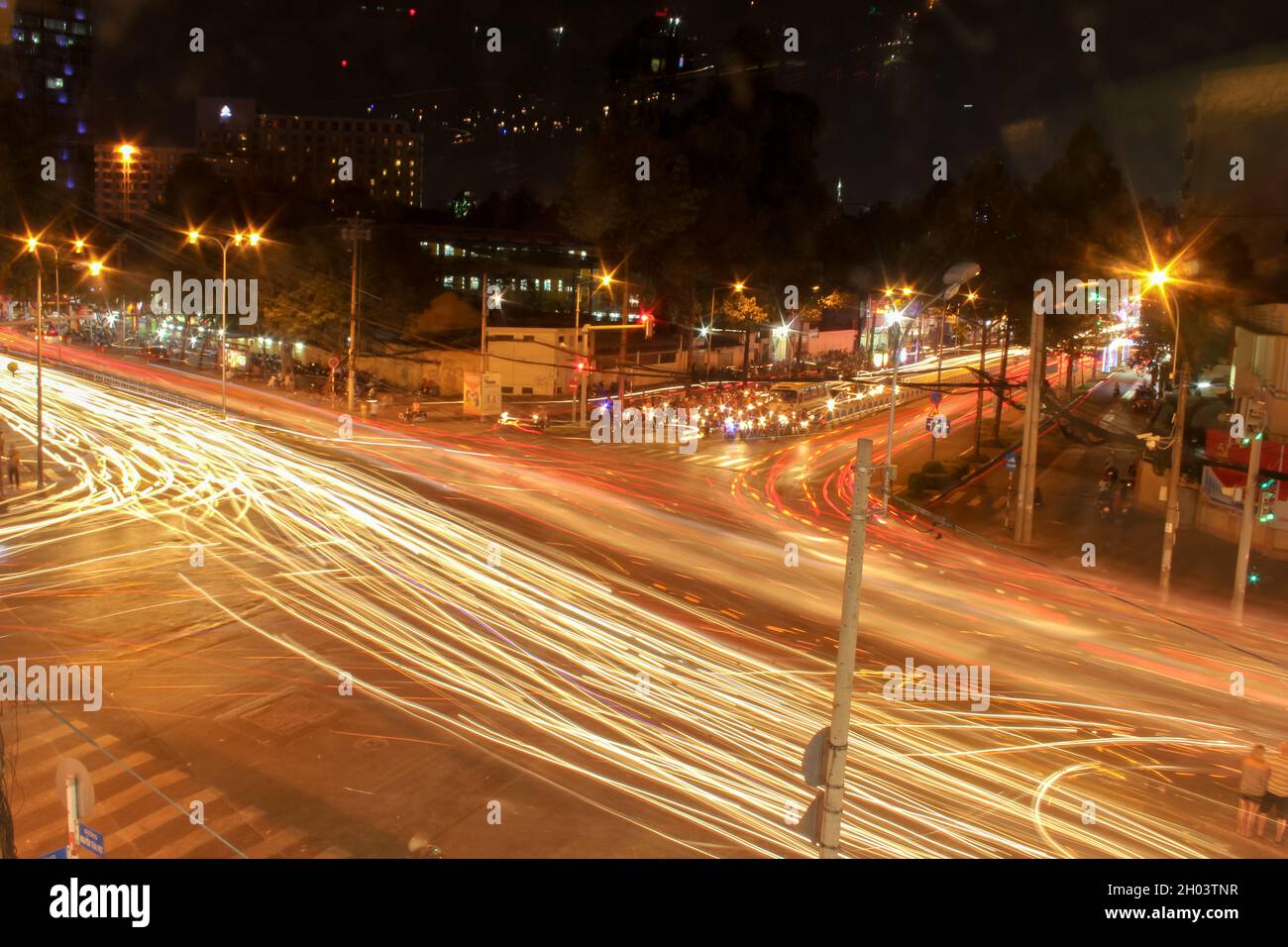 Ho-Chi-Minh-Stadt, Vietnam - 20. Feb 2016: Zeitrafferaufnahmen von Fahrzeugen, die nachts die Kreuzung in Saigon überqueren Stockfoto