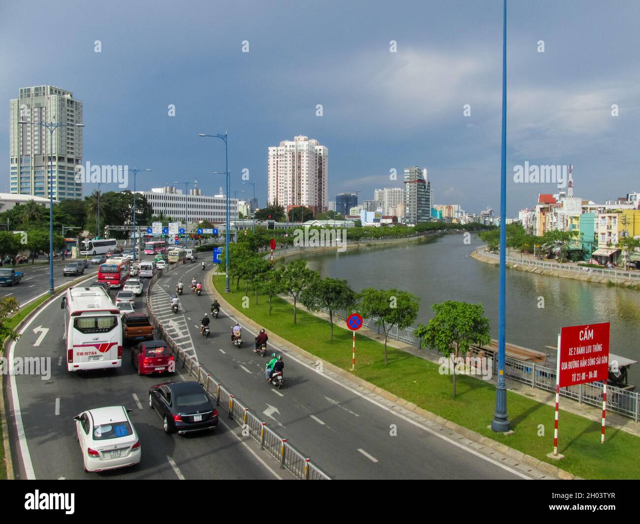 Ho Chi Minh Stadt, Vietnam - 13. Mai 2018: Verkehr auf dem Vo Van Kiet Boulevard in Saigon, Vietnam Stockfoto