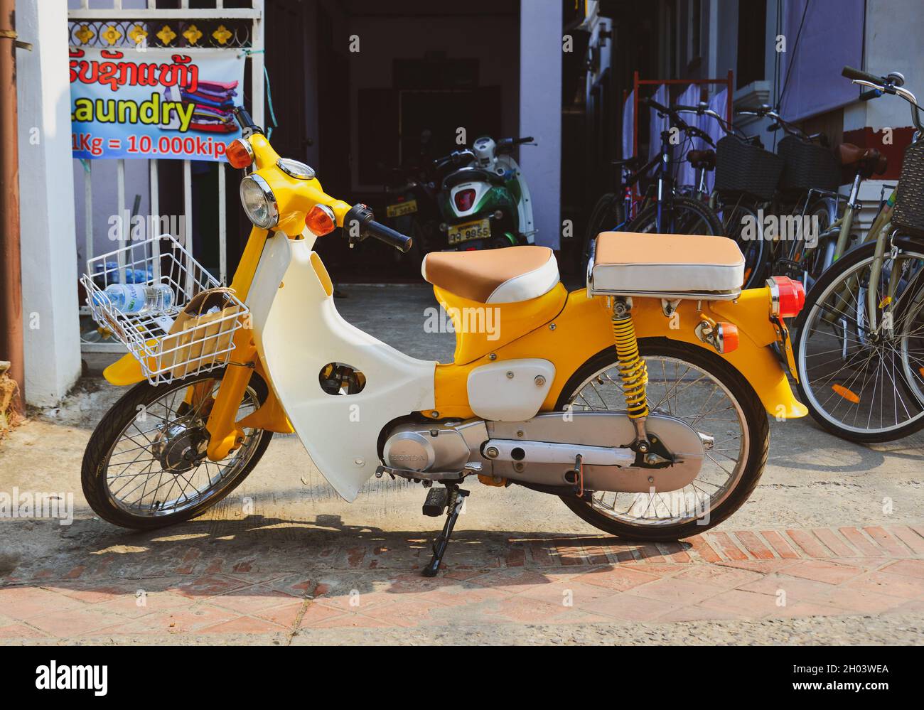 Luang Phrabang, Laos - 4. Februar 2020. Altes Honda Motorrad auf der Straße der Altstadt. Honda ist seit 19 der weltweit größte Motorradhersteller Stockfoto