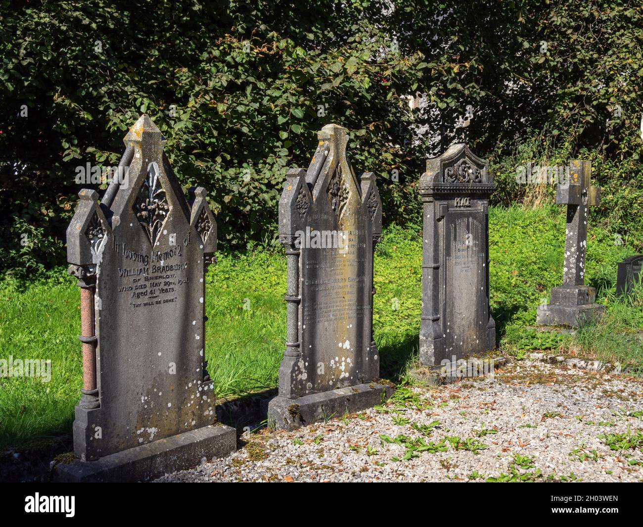 Alte geschnitzte Grabsteine auf einem Familiengrundstück auf dem Kirchhof von St. Johannes dem Täufer im Dorf Chelmorton, Derbyshire, Großbritannien Stockfoto