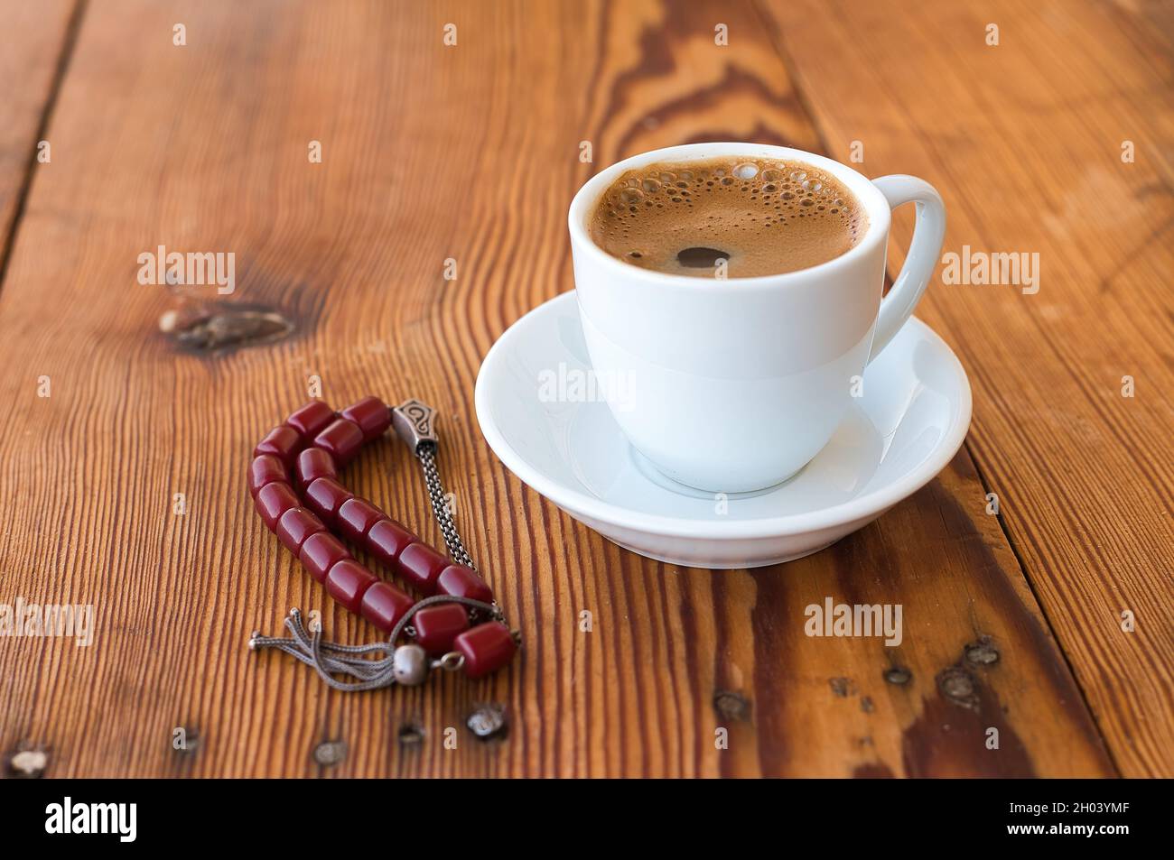 Traditioneller, handgemachter Kaffee auf einem Holztisch Stockfoto