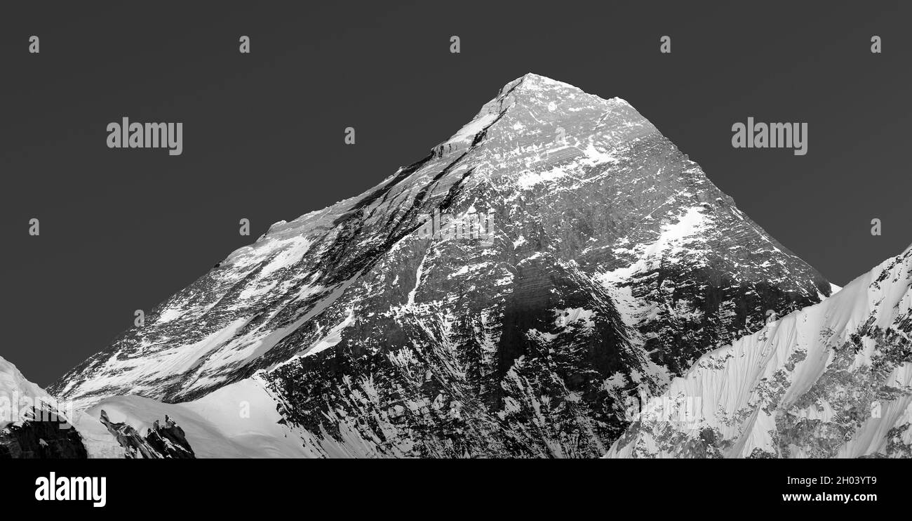 Schwarz-weiße Ansicht des Mount Everest vom Gokyo-Tal - Weg zum Everest-Basislager - Nepal Stockfoto