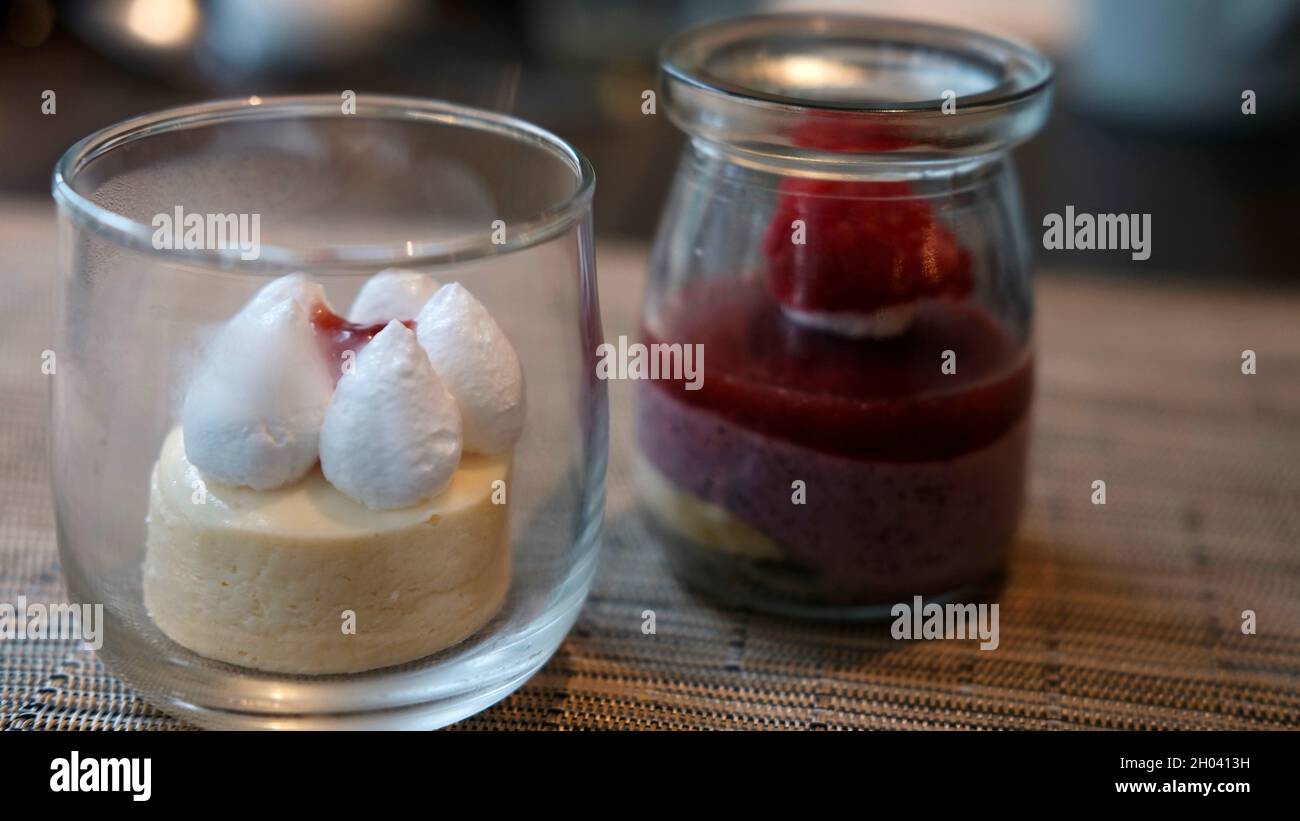 Hochwertiges Restaurant Sugar Fix Confection Desserts in einem Glasglas Stockfoto