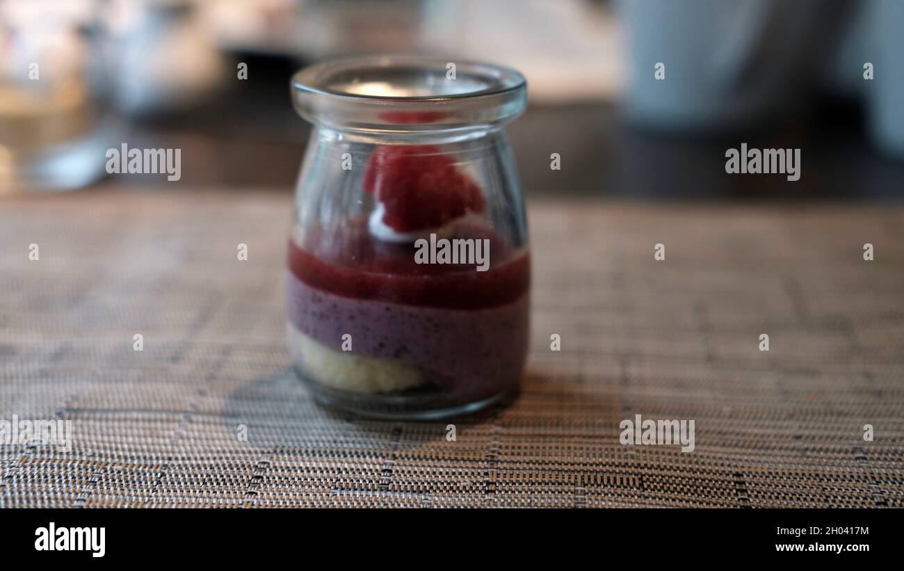 Hochwertiges Restaurant Sugar Fix Confection Desserts in einem Glasglas Stockfoto