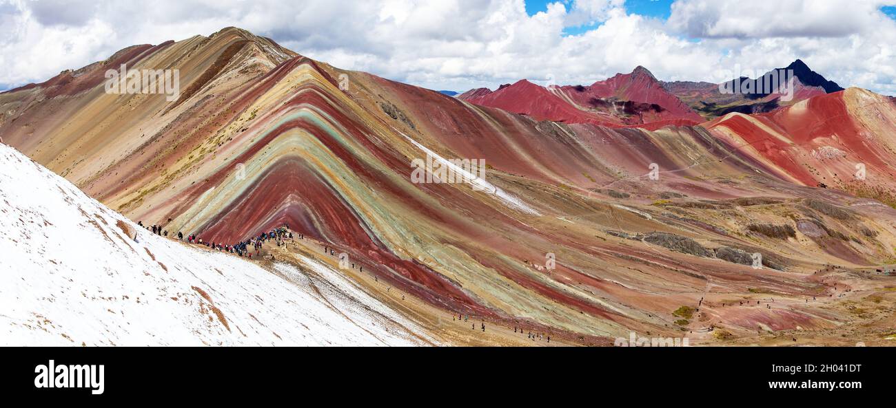 Regenbogengebirge oder Vinicunca Montana de Siete Colores mit Menschen, Cuzco Region in Peru, peruanische Anden, Panoramablick Stockfoto