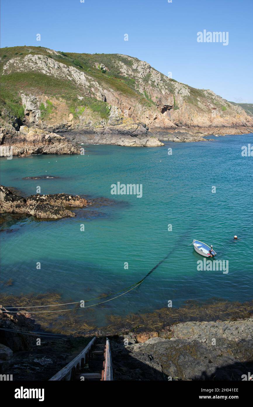 Ein Boot, das am Slipway in Moulin Huet, Guernsey, Channel Islands festgemacht ist Stockfoto