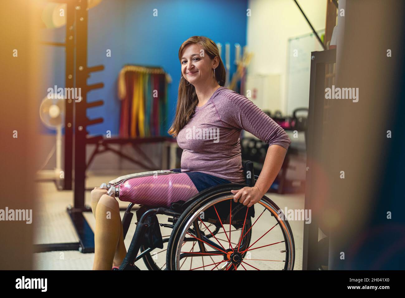 Frau mit prothetischen Beinen im Rollstuhl Stockfoto