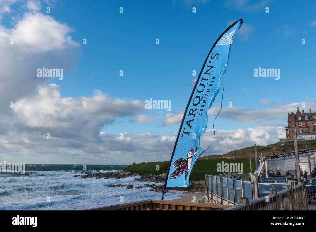 Ein Werbebanner für Tarquins Cornish Gin flattert im Wind in der Fistral Beach Bar in Newquay in Cornwall. Stockfoto