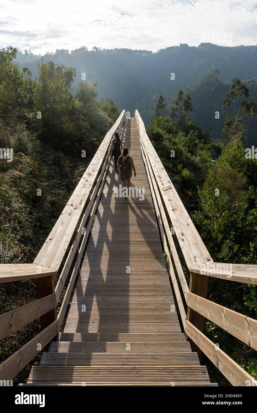 Zwei junge Frauen gehen nebeneinander auf dem Holzsteg Passadiços das Fragas de São Simão in Zentralportugal, Europa Stockfoto