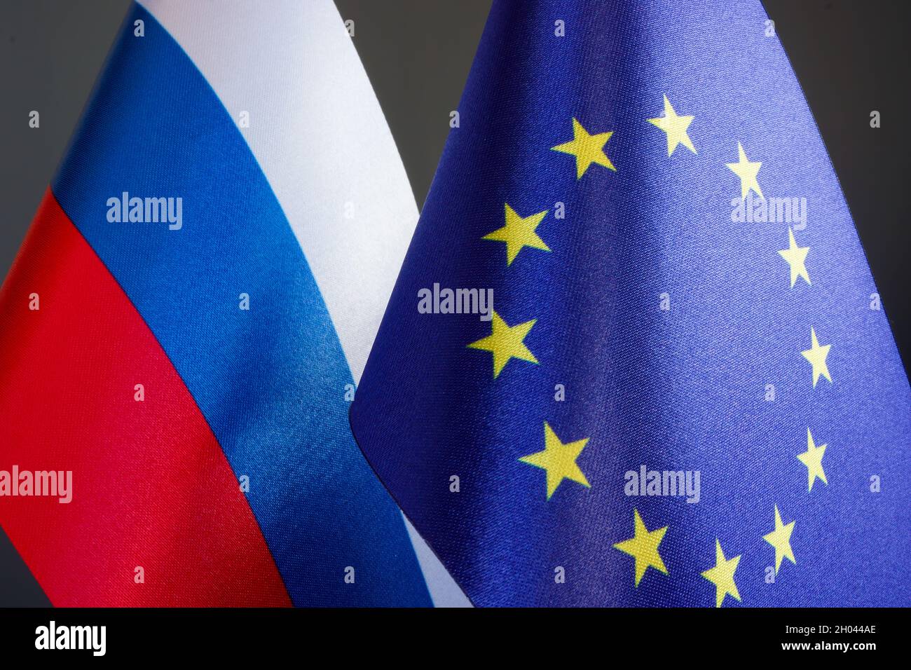 Flaggen der Europäischen Union EU und der Russischen Föderation Russland. Stockfoto