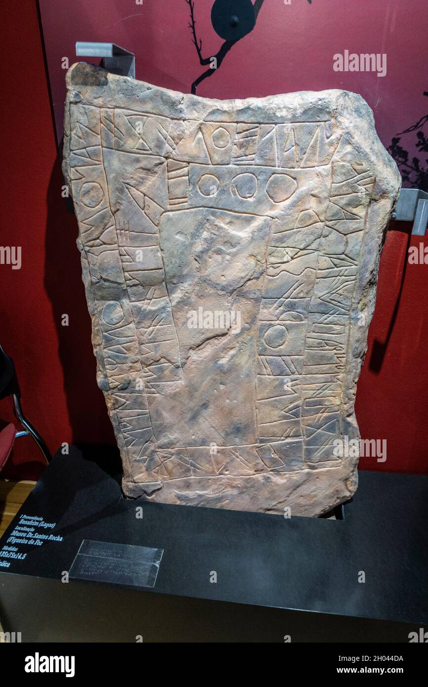 Steintafeln mit Schriftzügen aus dem Südwesten im Museu da Escrita do Sudoeste Museum in Almodóvar, Beja-Viertel, Portugal, Europa Stockfoto