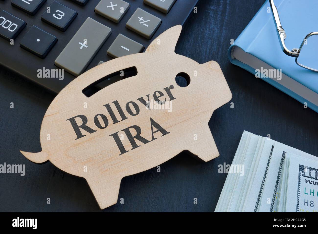 Sparschwein und Wörter Rollen IRA auf ihm. Stockfoto Sparschwein und Wörter Rollen IRA auf ihm. Stockfoto