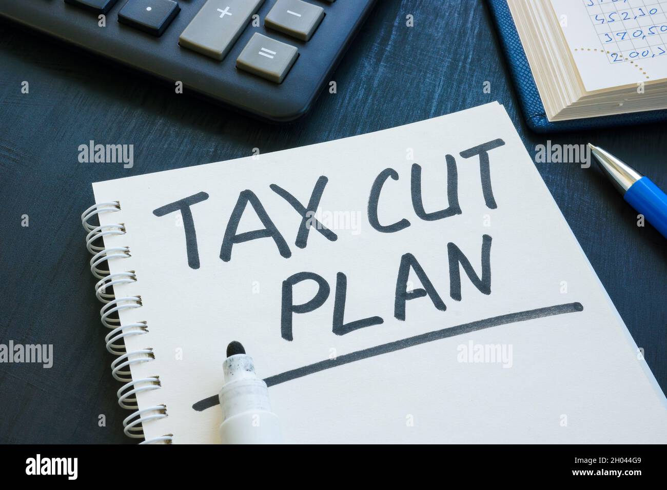 Tax Cut Plan handgeschrieben auf dem Stück Papier. Stockfoto