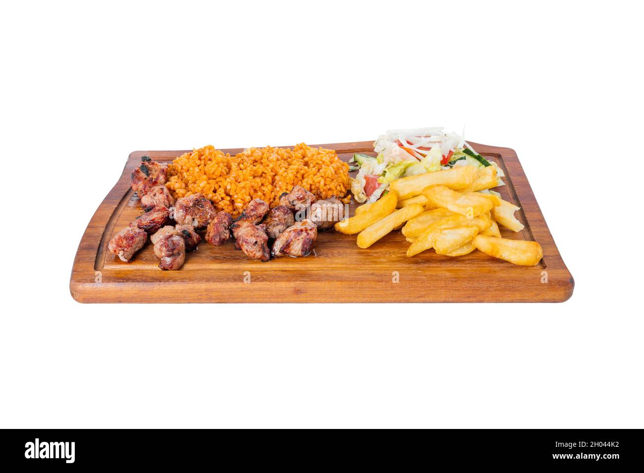 Kebab in Holzplatte Türkisches Kebab Lammfleisch auf Spieß. Mit Gemüse, frittierten Pommes, Bulgur in einem hölzernen Servierteller auf weißem Hintergrund. Kusbasi Stockfoto