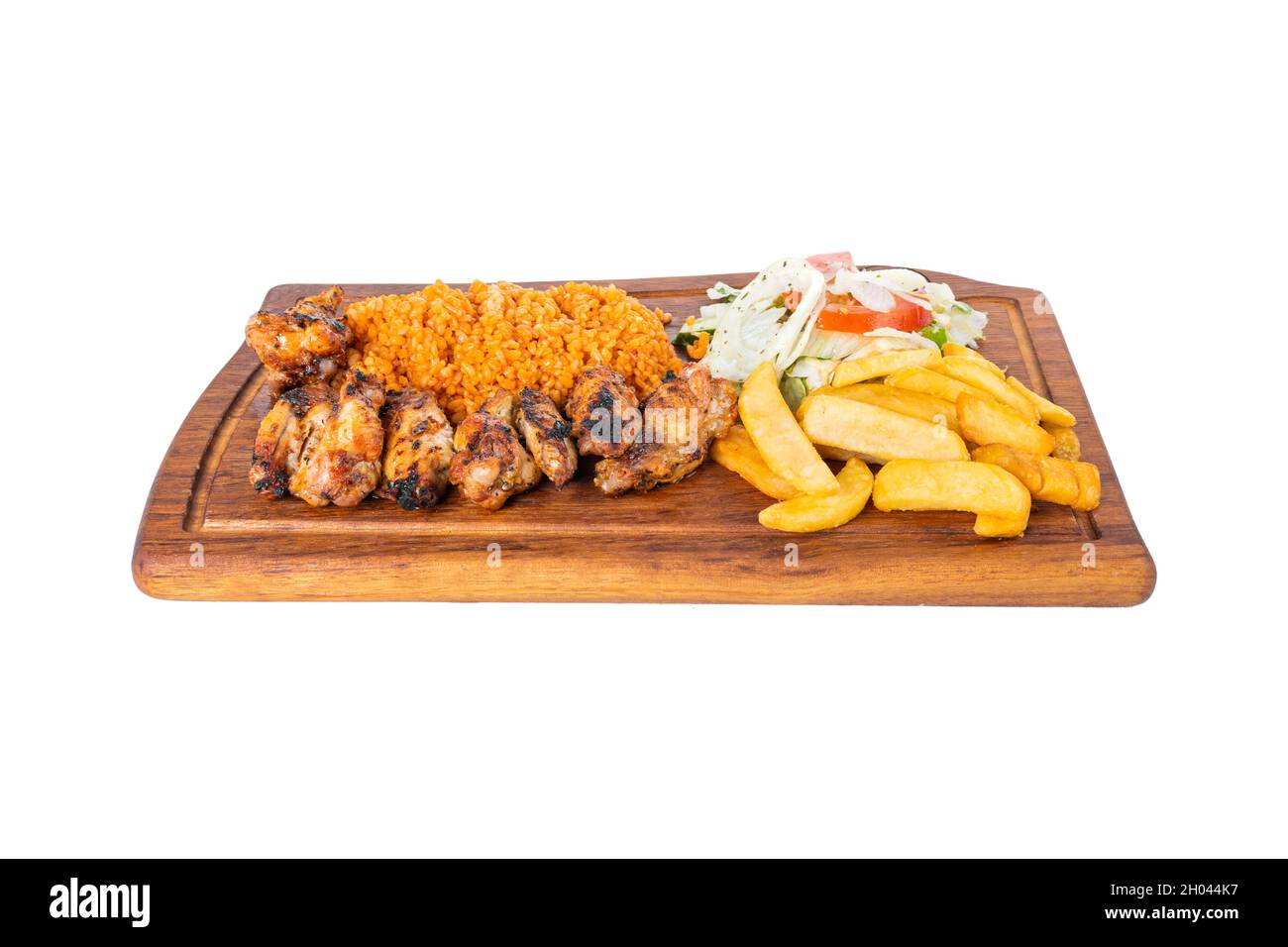 Türkische Grill Hähnchenflügel. Mit Gemüse, frittierte Pommes, Bulgur in einer hölzernen Servierplatte auf weißem Hintergrund. Tavuk Kanat, Kanat isgara, Tavuk Stockfoto