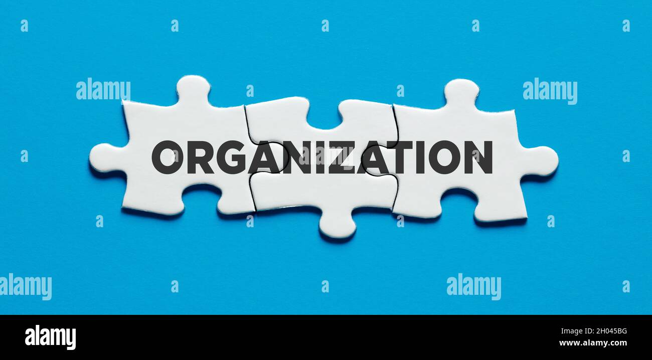 Das Wort Organisation auf verbundenen Puzzleteilen. Im Geschäftskonzept zu organisieren. Stockfoto