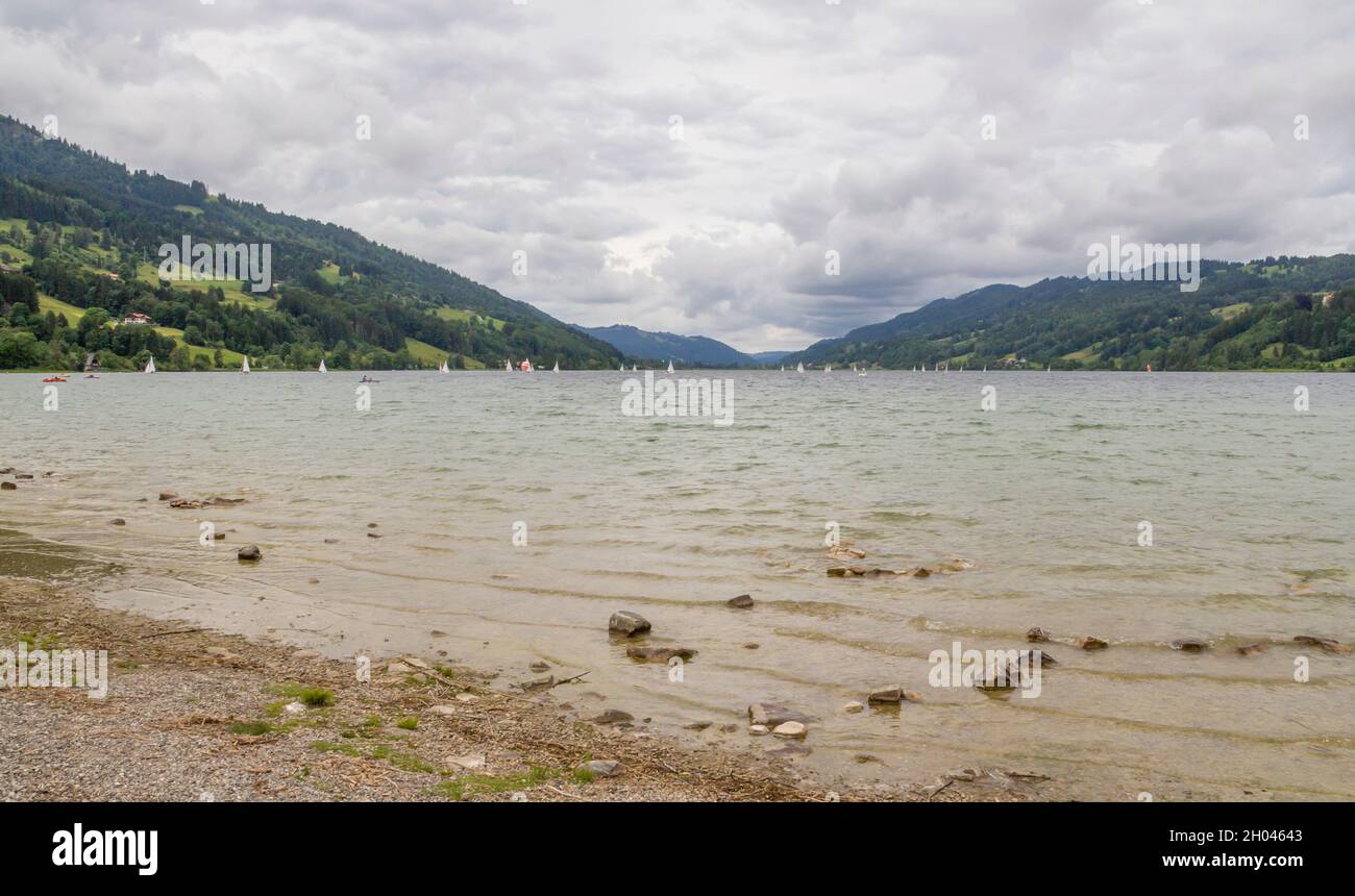 Landschaft rund um den Großen Alpsee, einem See in der Nähe von Immenstadt in Bayern, Deutschland Stockfoto