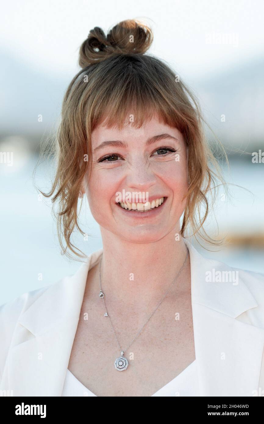 Leonie Benesch nimmt an der Tour du monde en 80 jours Photocall während der 4. Ausgabe des Cannes International Series Festival (Canneseries) in Cannes, Südfrankreich, am 10. Oktober 2021 Teil. Foto von David Niviere/ABACAPRESS.COM Stockfoto