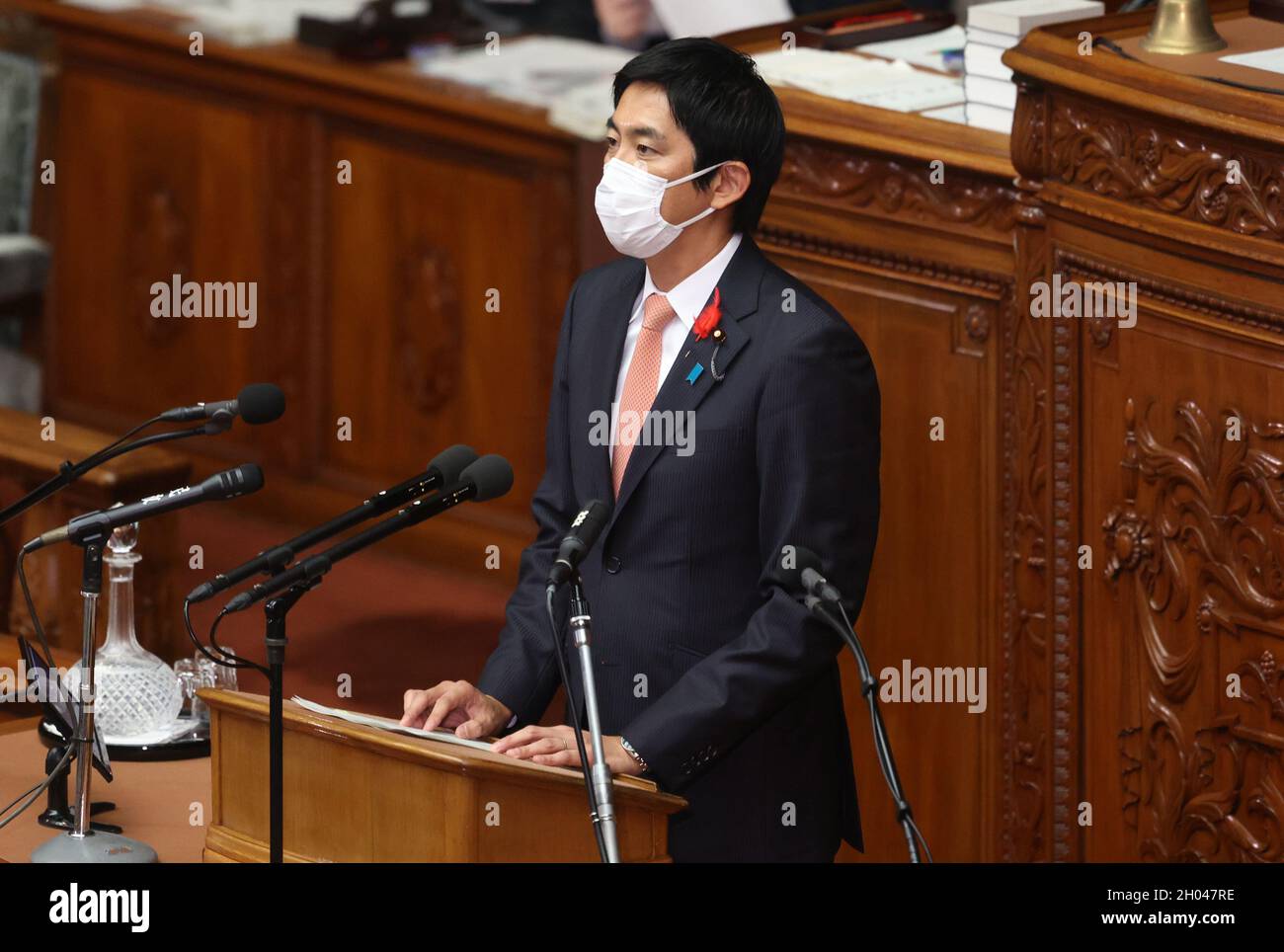 Tokio, Japan. Oktober 2021. Der japanische Minister für wirtschaftliche Sicherheit, Takayuki Kobayashi, beantwortet eine Frage auf der Plenarsitzung des Unterhauses am Montag, den 11. Oktober 2021, beim Nationaldiät in Tokio. Quelle: Yoshio Tsunoda/AFLO/Alamy Live News Stockfoto