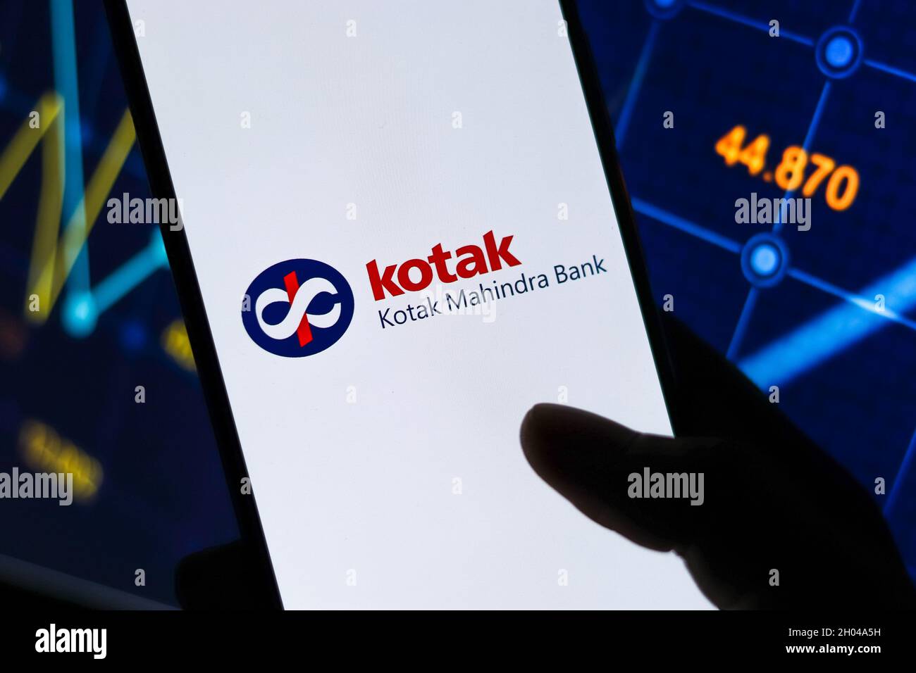 West Bangal, Indien - 09. Oktober 2021 : Kotak Mahindra Bank Logo auf Telefonbildschirm Stock Bild. Stockfoto