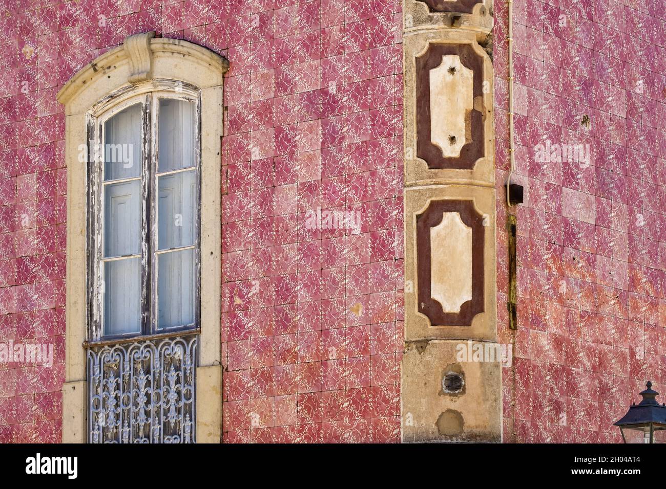 Altes, mit Azulejos bedecktes Haus in der Altstadt von Silves, Algarve, Portugal Stockfoto