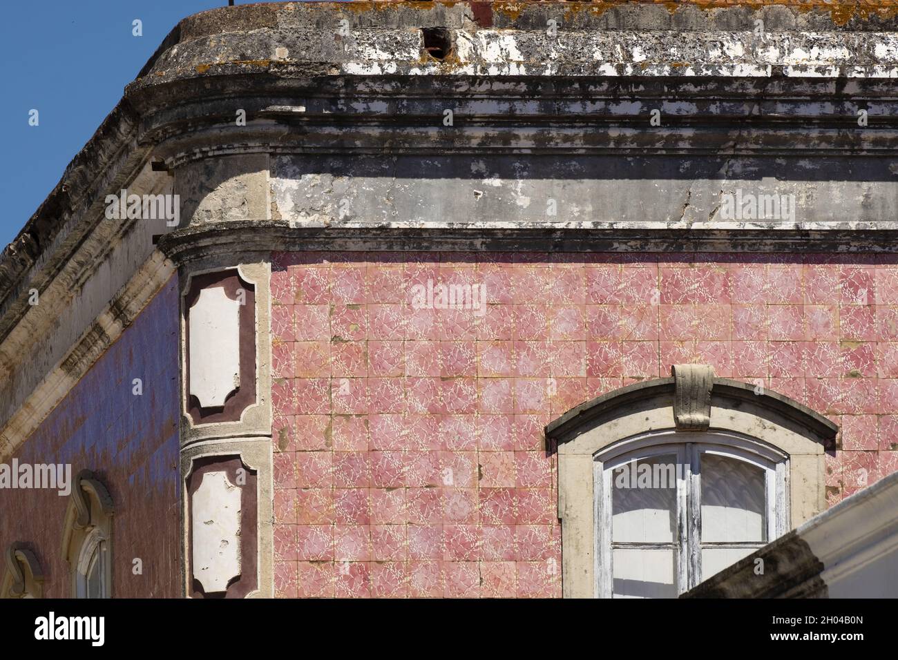 Altes, mit Azulejos bedecktes Haus in der Altstadt von Silves, Algarve, Portugal Stockfoto