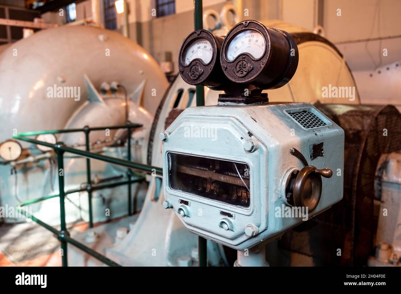 Messgeräte, die die elektrische Versorgung der Pumpenmotoren an der West India Dock Impounding Station, Canary Wharf, London, Großbritannien, zeigen Stockfoto