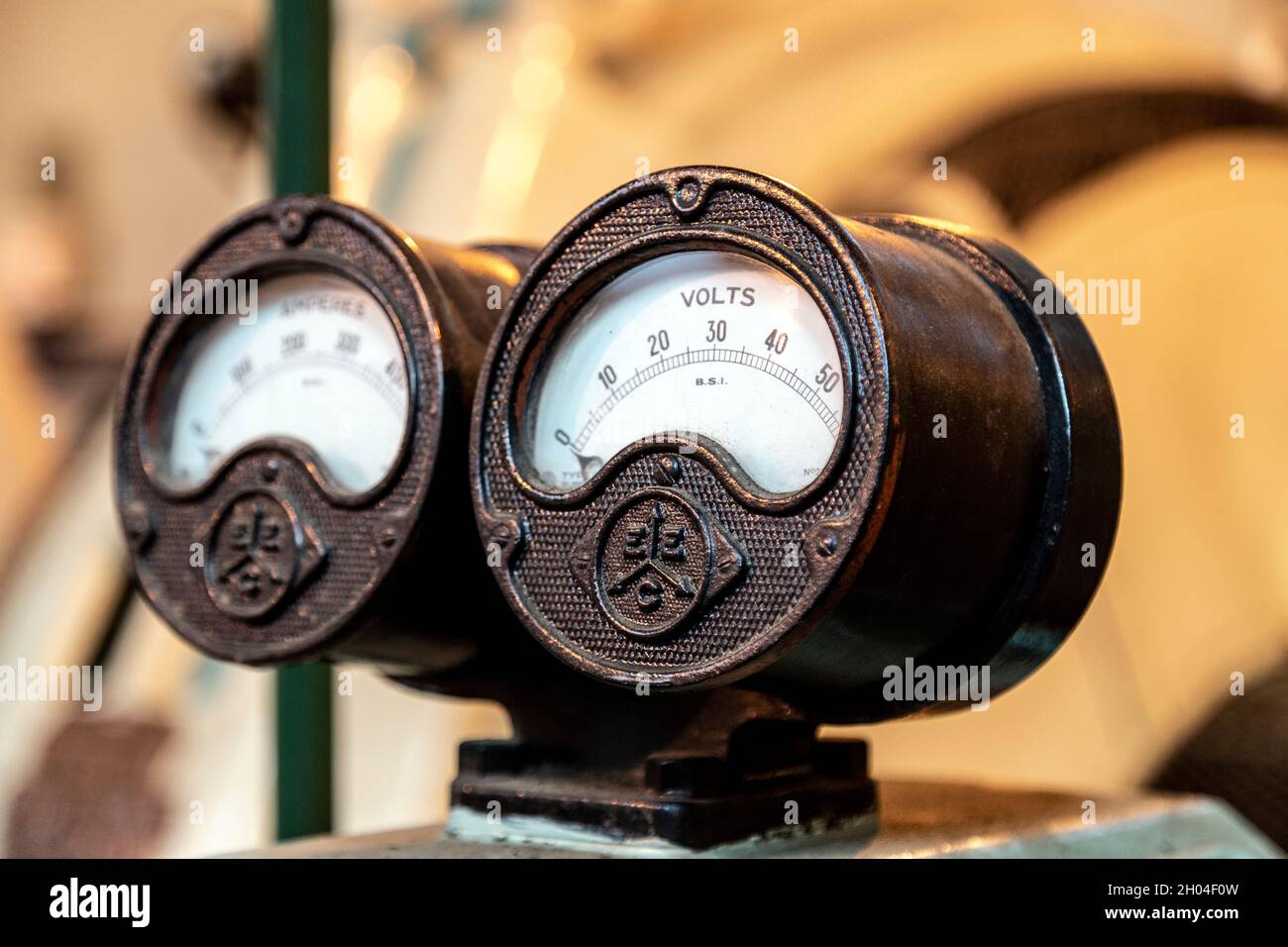 Messgeräte, die die elektrische Versorgung der Pumpenmotoren an der West India Dock Impounding Station, Canary Wharf, London, Großbritannien, zeigen Stockfoto
