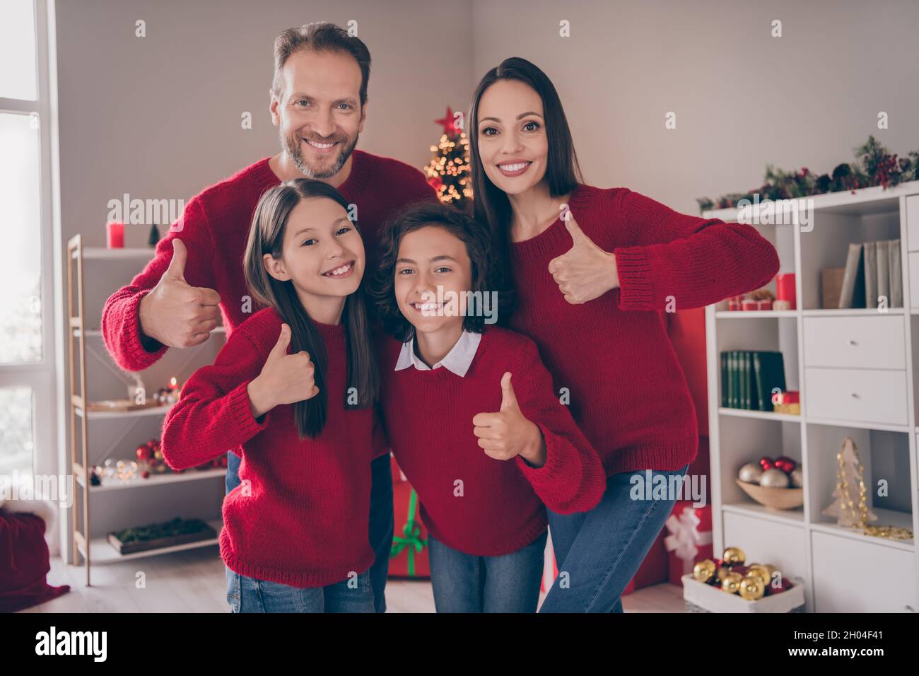 Foto von schönen Familie zeigen Daumen-up beraten empfehlen promo vorschlagen wie Weihnachten Advent Kerl Magie drinnen Stockfoto