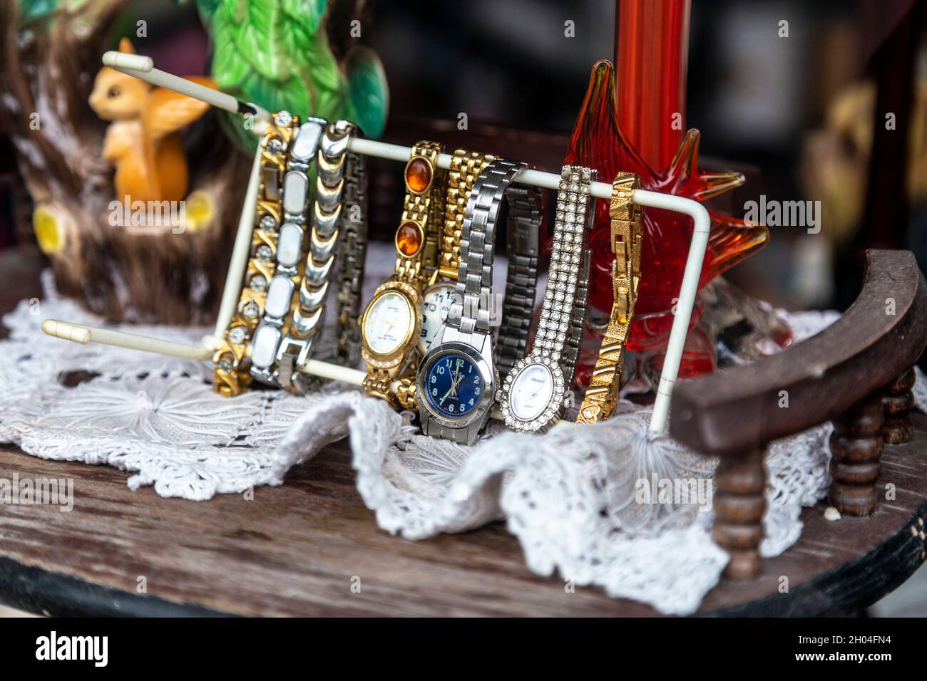 Ausstellung von Vintage-Uhren und -Armbändern in einem Wohltätigkeitsgeschäft in Manod, Snowdonia, Wales, Großbritannien Stockfoto