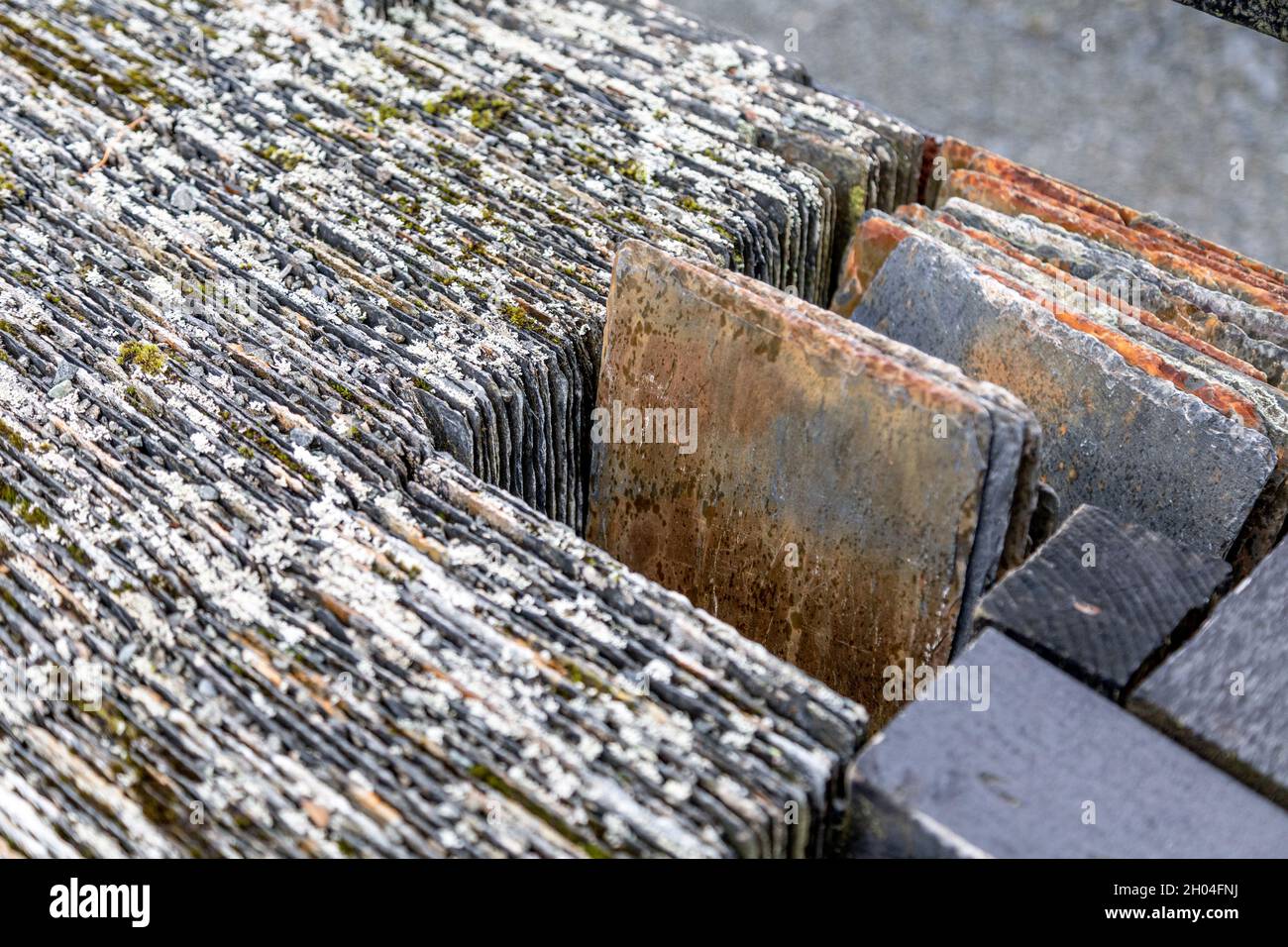 Schiefer-Dachziegel bei der Llechwedd Slate Mine, Zip World Slate Caverns, Snowdonia, Wales, Großbritannien Stockfoto