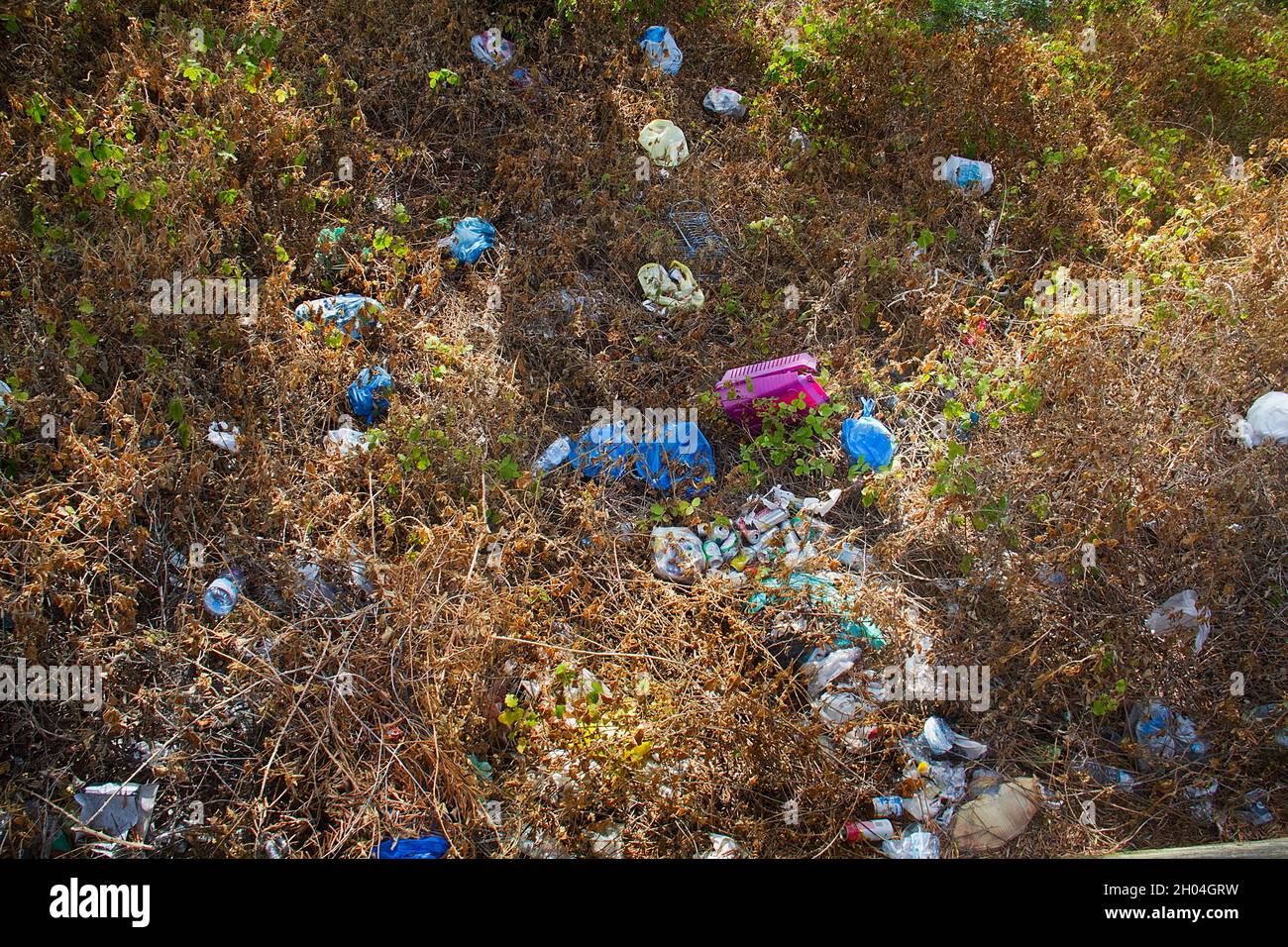 Müll wird in Griechenland am Straßenrand deponiert Stockfoto