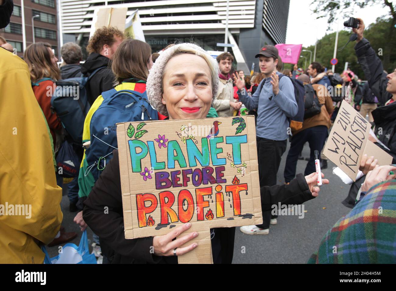 Den Haag, Niederlande. Oktober 2021. Umweltaktivisten des Extinction Rebellion blockieren die Straße während eines Protestes in der Nähe des niederländischen Parlaments am 11. Oktober 2021 in Den Haag, Niederlande. Die Umweltprotesten des Aussterbungsaufstands machen eine Demonstration, die die Aufmerksamkeit auf sich zieht: Überall auf der Welt werden Menschen durch Hungersnöte und Naturkatastrophen getötet, die durch die Klima- und ökologische Notlage im Vorfeld des bevorstehenden COP26-Gipfels in Glasgow im November verursacht wurden. (Foto von Paulo Amorim/Sipa USA) Quelle: SIPA USA/Alamy Live News Stockfoto