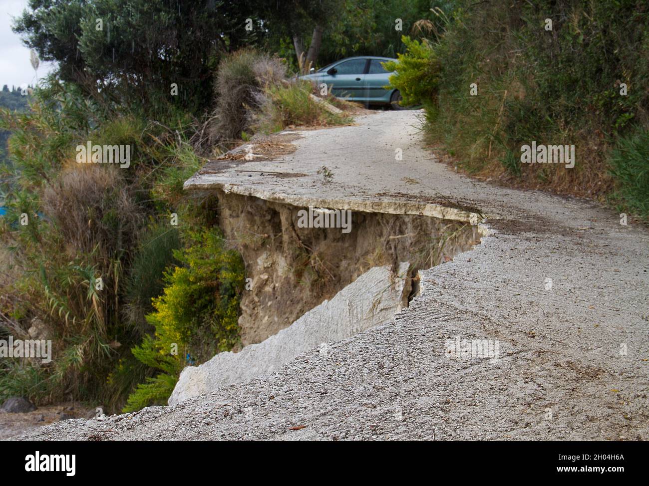 Gefährliche Straße: Nach Erdrutsch unterminierte Straße Stockfoto