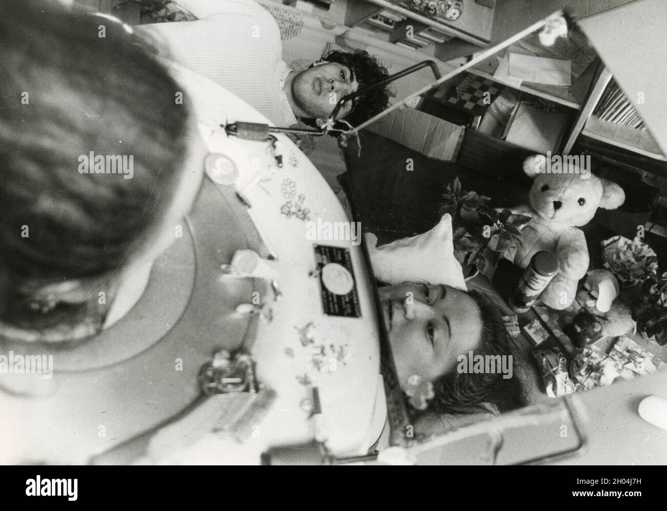 Die italienische Schriftstellerin Rossana Benzi in der Eisenlunge, 1980er Jahre Stockfoto