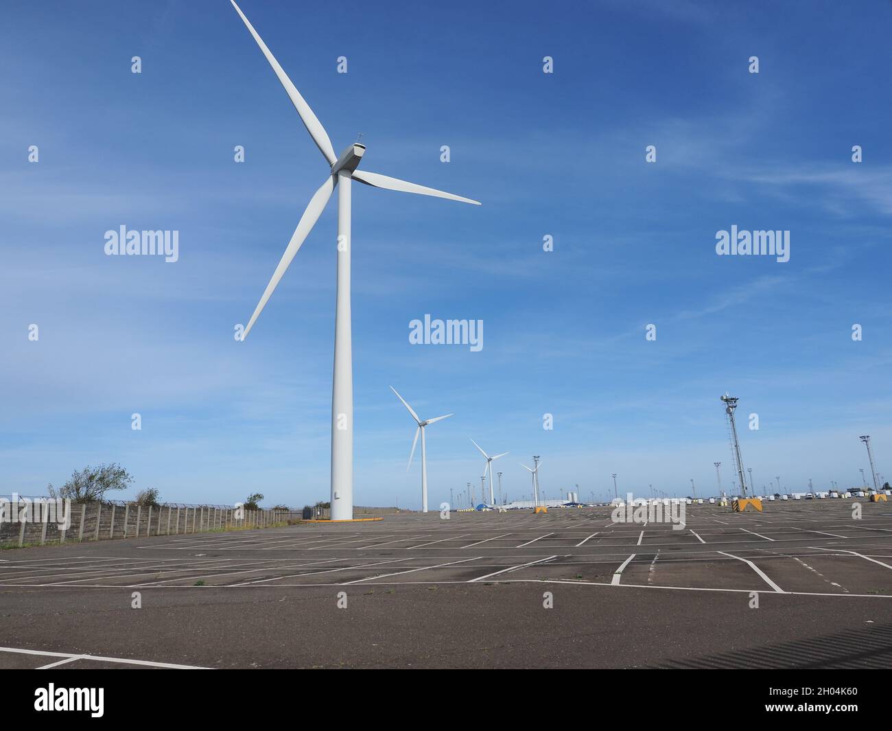 Sheerness, Kent, Großbritannien. Oktober 2021. Der Hafen von Sheerness ist einer der wichtigsten Importeure von Neuwagen aus Europa in das Vereinigte Königreich. Heute schienen die riesigen neuen Fahrzeuglagerflächen viel mehr Leerräume zu haben als zu Beginn des Jahres, wobei bis zu 1/3 des gesamten Platzes heute Morgen leer zu sein schien. Kredit: James Bell/Alamy Live Nachrichten Stockfoto