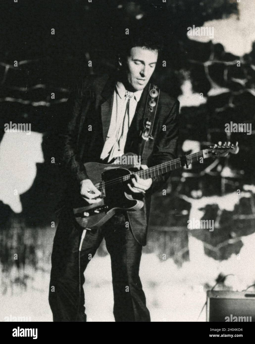 Der amerikanische Musiker Bruce Springsteen bei einem Konzert, 1980er Jahre Stockfoto