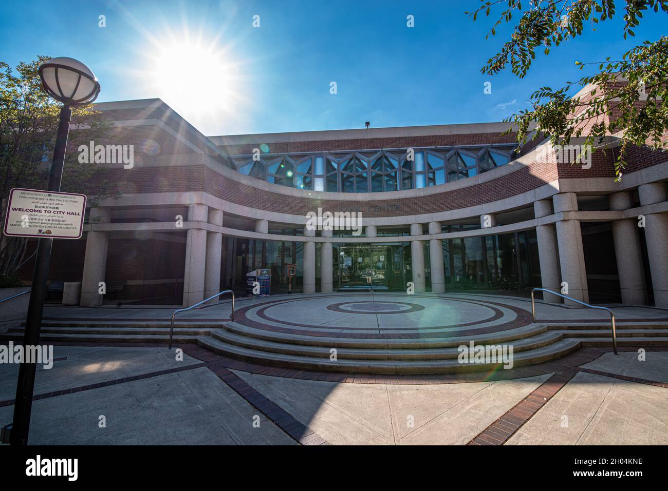 Rancho Cucamonga, CA – 6. Oktober 2021; die untergehende Sonne erzeugt Lichtstrahlen über dem Eingang des Rathauses und des Zentrums, in dem sich Regierungsangestellte befinden Stockfoto